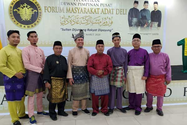 FOTO BERSAMA: Anggota DPR RI dari Fraksi PKS, Hidayatullah yg juga Dewan Pembina Formad foto bersama pengurus Formad yang baru dikukuhkan.
