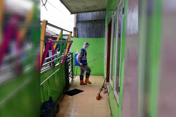 SEMPROT: Tim Human Initiative Sumut dalam aksi semprot disinfektan pada fasilitas umum.  dan halaman rumah warga di Lingkungan V, Kelurahan Tegal Rejo, Medan Perjuangan, Minggu (29/3)