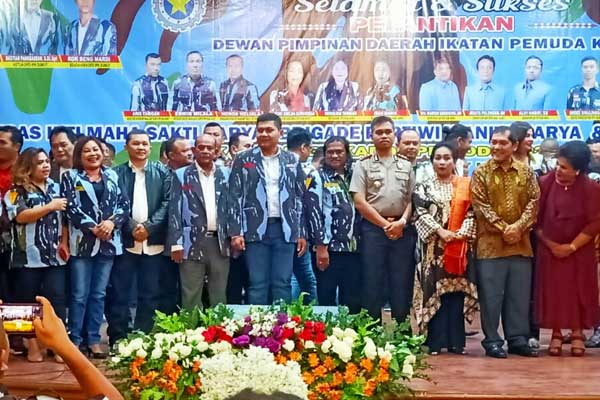 FOTO BERSAMA: Ketua DPD Karo Gembira Ginting foto bersama Ketua DPD IPK Sumut, Bupati dan Wabup Karo, Ketua DPRD Karo, Kapolres Karo dan beberapa anggota DPRD Karo usai pelantikan.