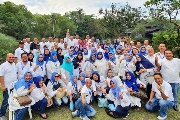 BERSAMA: Aalumni siswa SMP Negeri 6 Medan Angkatan 1985, foto bersama saat kumpul mengikuti reuni akbar Ikadelima (Ikatan Alumni Delapan Lima) di Restoran Kenanga Indonesia, Jalan Jamin Ginting Medan, pekan lalu.