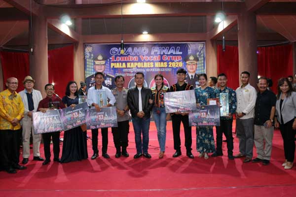 BERSAMA: Kapolres Nias AKBP Deni Kurniawan, ketua Bhayangkari Cabang Nias, Waka Polres Nias para juri foto bersama dengan para pemenang lomba.