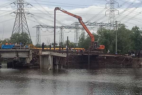 JEMBATAN: Proses pembangunan Jembatan Titi Dua Sicanang, beberapa waktu lalu. Bulan depan, proyek ini akan ditenderkan untuk dibangun kembali. fachril/sumut pos