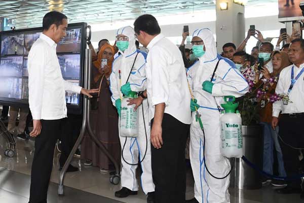 CEK FASILITAS: Presiden Joko Widodo mengecek fasilitas pencegahan virus Corona di Terminal 3 Bandara Soekarno-Hatta, Jumat (13/3).