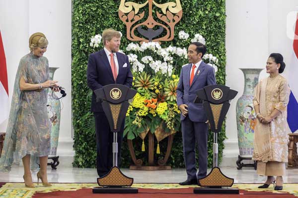 SAMBUTAN: Presiden Joko Widodo bersama Raja Belanda Willem Alexander menyampaikan pernyataan pers saat kunjungan kenegaraan di Istana Bogor, Jawa Barat, Selasa (10/3). Besok (12/3), Raja dan Ratu Belanda akan mengunjungi Danau Toba.