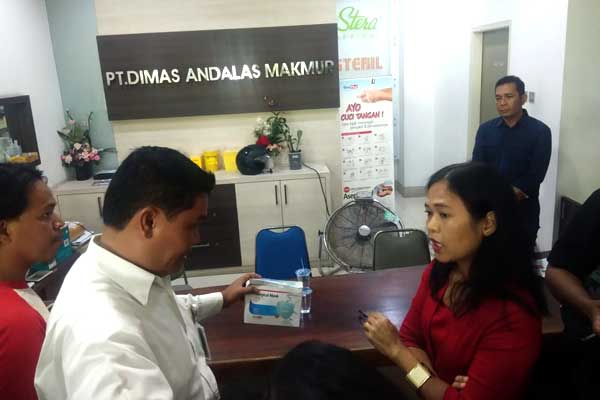 SIDAK: Kepala KPPU Kanwil I, Ramli Simanjuntak saat melakukan sidak di salah satu distributor masker, Kamis (5/3). bagus/sumut pos