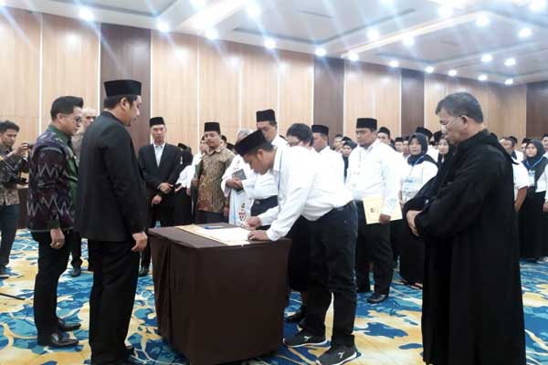 LANTIK: KPU Medan saat melantik 05 Panitia Pemilihan Kecamatan (PPK) Kota Medan di Grand Inna Hotel, Sabtu (29/2). map/sumut pos