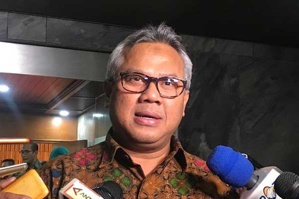 KOMENTAR: Ketua KPU Arief Budiman berkomentar saat rapat dengar pendapat bersama dewan di Jakarta, beberapa waktu lalu.