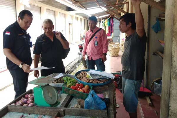 TINJAU: Kadis Perdagangan meninjau pasar tradisional Gambir Kota Tebingtinggi, Senin (23/3).