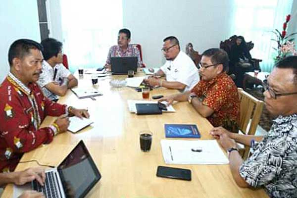 RAPAT: Kadinkes Tebingtinggi, dr Nanang Fitra Aulia ketika melakukan rapat dengan kepala rumah sakit pemerintah dan swasta.