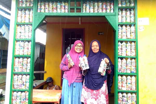 DAUR ULANG SAMPAH: Dua ibu dari kelompok kader Kampung Sehat Ecobrick menunjukkan hasil daur ulang sampah. bagus /sumut pos