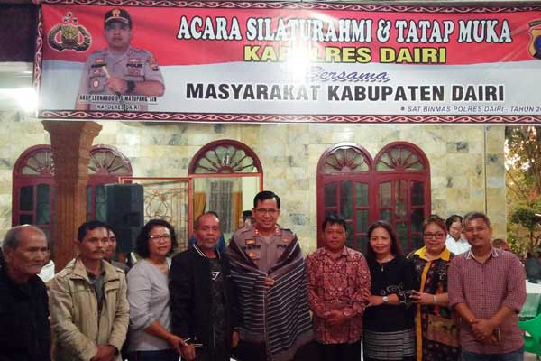 DIULOSI: Kapolres Dairi, AKBP Leonardo Simatupang diulosi keluarga besar marga Ujung dan masyarakat Desa Kalang Simbara, Sidikalang. RUDY SITANGGANG/SUMUT POS