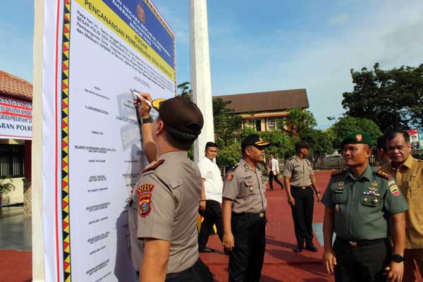 TANDATANGANI- Kapolres Nias, AKBP Deni Kurniawan diikuti Dandim 0213 Nias, Inspektur Kota Gunungsitoli, menandatangani fakta integritas.