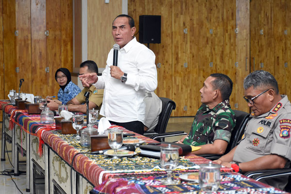 RAKOR COVID-19: Gubsu Edy Rahmayadi memimpin Rakor Percepatan Penanggulangan Wabah Virus Covid-19 di Aula Raja Inal Siregar, Kantor Gubernur Sumut, Jalan Diponegoro Medan, Selasa (17/3). 