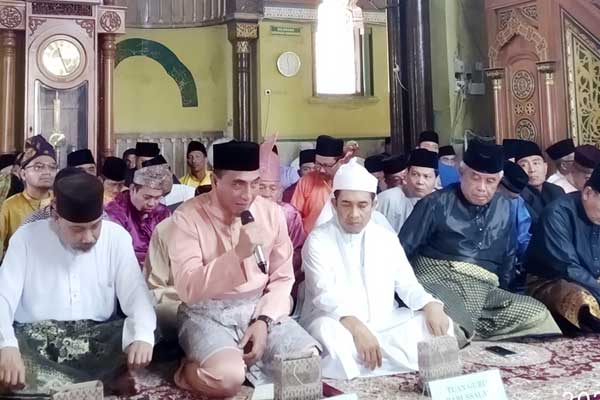 SAMBUTAN: Gubsu, Edy Rahmayadi dan Bupati Langkat Terbit Rencana PA saat memberikan sambutan pada doa dan syukuran yang digelar Kesultanan Langkat di Masjid Aziz Tanjungpura, Sabtu (29/2). ILYAS EFFENDY/ SUMUT POS