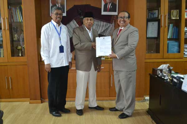 TEKS/FOTO: DEDDI MULIA PURBA PROFESSOR: Ketua Yayasan Universitas Tengku Amir Hamzah, Dr H OK Chairuddin SH, menyerahkan SK Pengangkatan Guru Besar kepada Prof Dr Tarmizi SH, MHum disaksikan Kepala LLDikti Wilayah I Prof Dian Armanto MPd, MA, MSc, PhD.