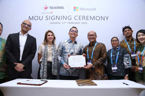 Direktur Marketing Telkomsel Rachel Goh, Direktur IT Telkomsel Bharat Alva, Direktur Sales Telkomsel Ririn Widaryani, Direktur Utama Telkomsel Setyanto Hantoro, President Director Microsoft Indonesia Haris Izmee, President Microsoft Asia Pacific Andrea Della Mattea dan CEO Microsoft Satya Nadella usai penandatanganan Memorandum of Understanding antara Microsoft Indonesia dan Telkomsel di Jakarta, Kamis (27/2). Kerjasama strategis ini juga semakin memperkuat keseriusan Telkomsel untuk menggarap segmen Enterprise. Selama ini, Telkomsel juga telah berkolaborasi dengan berbagai mitra untuk menyediakan layanan digital untuk memenuhi kebutuhan segmen Enterprise, terutama untuk IoT, Big Data, Data Secured Access, Mobile Device Management, Cloud, dan lainnya.