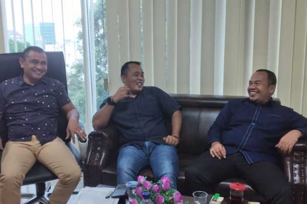 KOMPAK: Ketua Komisi II DPRD Medan Aulia Rachman (tengah) bersama anggota Komisi II, Dodi Robert Simangunsong dan Janses Simbolon di gedung dewan. , Senin (2/3).