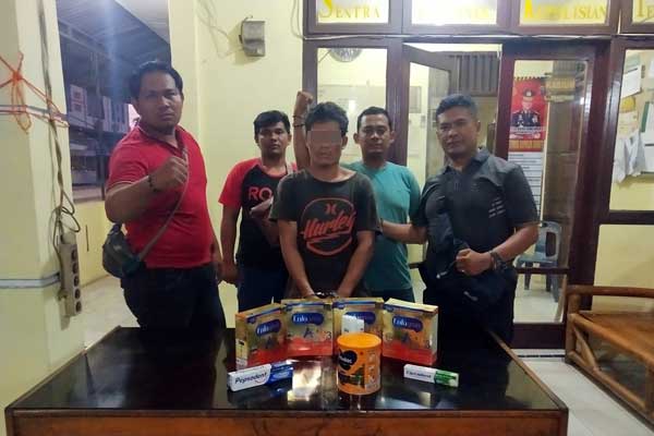 DITANGKAP: M Ishak Lubis bersama barang bukti hasil membobol Indomaret di Mapolres Binjai.