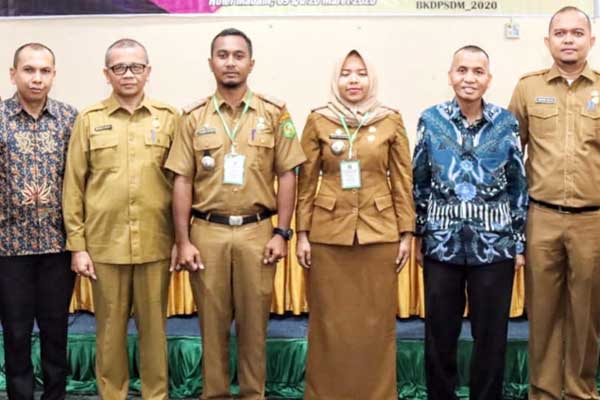 FOTO: Asisten Administrasi Umum Kota Medan, Renward Parapat, foto bersama para narasumber dalam Pelatihan Pengelolaan Dana Kelurahan di Hotel Madani Medan, Senin (9/3).