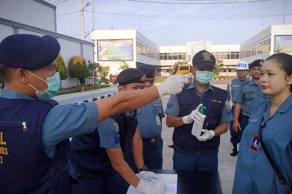 ANTISIPASI CORONA: Lantamal I mengecek suhu tubuh prajurit.