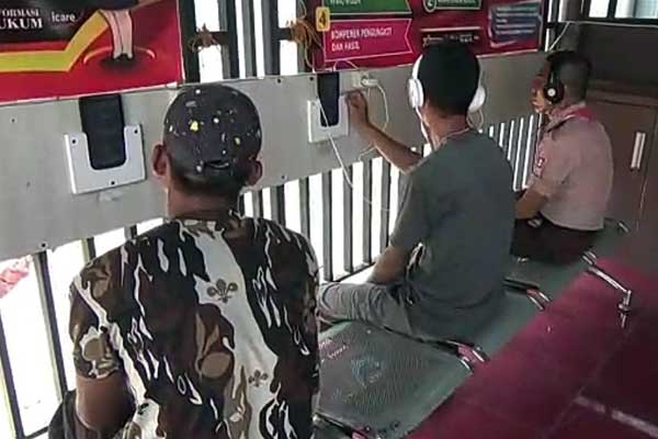 video call: napi menggunakan warung telekomunikasi (video call) Lapas Klas IA Medan saat menghubungi keluarganya, Jumat (27/3). agusman/sumut pos