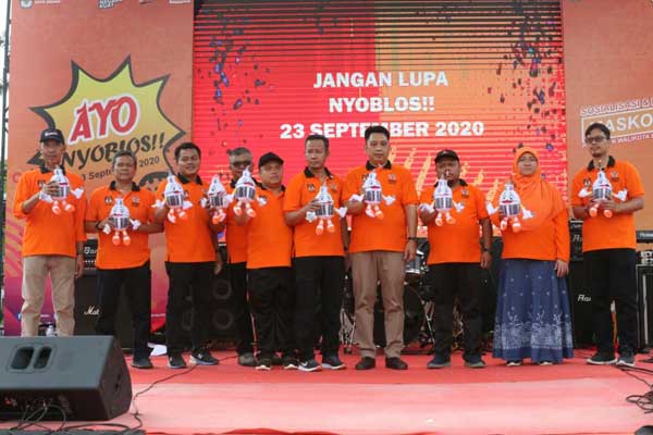 MASKOT: Komisioner KPU Medan dan Sumut memegang maskot saat launching sekaligus sosialisasi Pilkada Medan di Lapangan Merdeka Medan, Minggu (1/3).