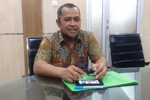 BERI KETERANGAN: Kepala Dinas Sumber Daya Air, Cipta Karya dan Tata Ruang Provinsi Sumatera Utara, Alfi Syahriza beri keterangan pada wartawan. , di ruang kerjanya, Jumat (28/2) sore. PRAN HASIBUAN/SUMUT POS