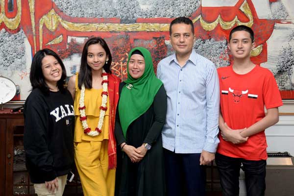 BERSAMA WAGUBSU: Juarai Indonesia Idol 2020, Lyodra Margaretha Ginting bersama Wagubsu Musa Rajekshah dan keluarga di Rumah Dinas Wagubsu, Jumat (6/3). 