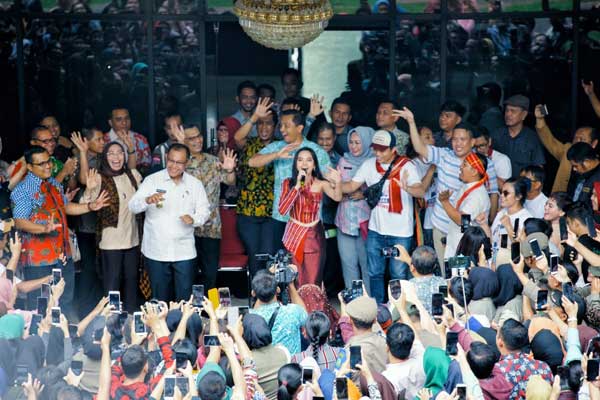 HIBUR Juarai Indonesia Idol 2020, Lyodra Margaretha Ginting menghibur ASN dan fansnya saat menyambangi Balai Kota Medan, Jumat (6/3) pagi. Lyodra mengucapkan terima kasih kepada Plt Wali Kota Medan Akhyar Nasution yang telah memberikan doa dan dukungan.