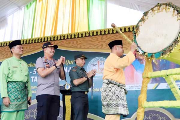 PUKUL BEDUK: Sekdako Binjai, M Mahfullah Daulay memukul beduk pertanda MTQ ke-51 Tingkat Kota Binjai dibuka.