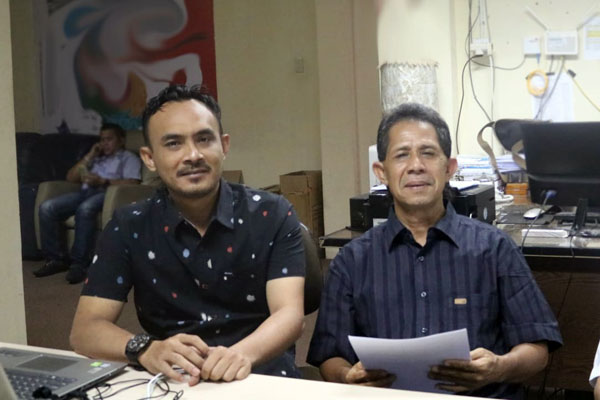 MENGADU: Nirwan Parlaungan, seorang nasabah Bank Muamalat Indonesia KCP Panyabungan Kabupaten Mandailing Natal, mengadukan pimpinan Cabang Bank Muamalat