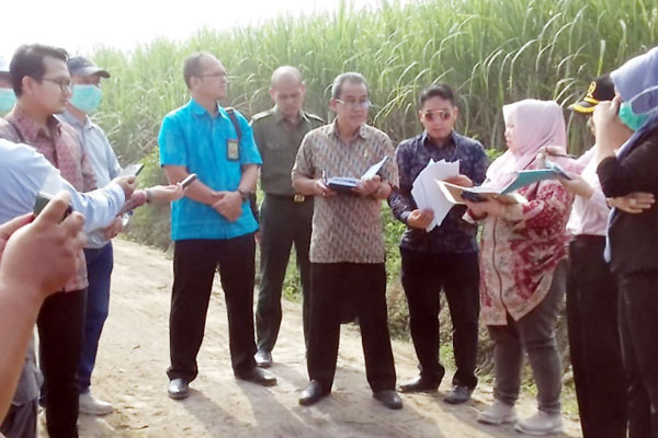 sidang lapangan: hakim PTUN Medan melakukan sidang lapangan di Desa Tunggurono, Kecamatan Binjai Timur, Kota Binjai, Jumat (13/3).