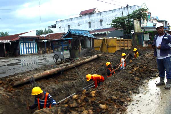 GALI: Karyawan Pertagas (anak perusahaan PGN) sedang menggali tanah untuk pembangunan pipa gas di Batubara, Sumut, beberapa waktu yang lalu.