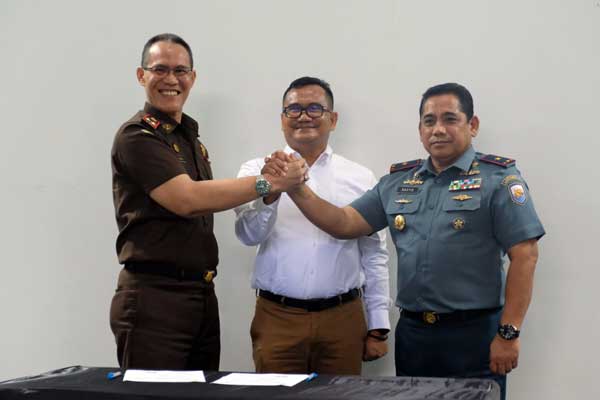 JABAT : Manajer PLN UPK Belawan, Syahminan Siregar (tengah)bersama Danlantamal I, Laksma TNI Abdul Rasyid K dan Kepala Kejari Belawan, Ikeu Bachtiar, berjabat tangan bersama.