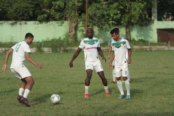 LATIHAN: Eks Pemain PSMS Medan Mohamadou Alhadji saat masih berkostum Ayam Kinantan, musim lalu.