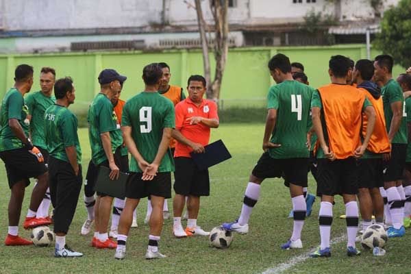 ARAHAN: Pelatih PSMS Medan Philip Hansen memberikan arahan kepada para pemain pada sesi latihan di Stadion Mini Kebun Bunga Medan, baru-baru ini. triadi wibowo/sumut pos