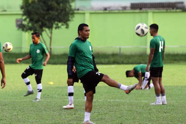 LATIHAN: Kapten PSMS Medan Legimin Raharjo saat berlatih bersama tim di Stadion Kebun Bunga Medan, baru-baru ini. triadi wibowo/sumut pos