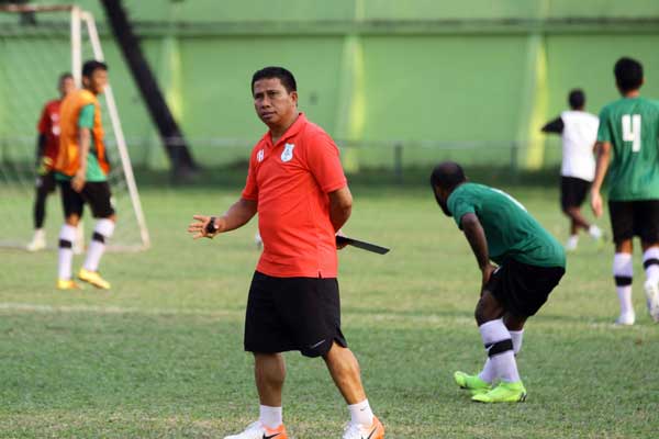 ARAHAN: Pelatih PSMS Medan Philip Hansen memberikan arahan kepada para pemain pada sesi latihan di Stadion Mini Kebun Bunga Medan, belum lama ini. Triadi Wibowo/Sumut Pos