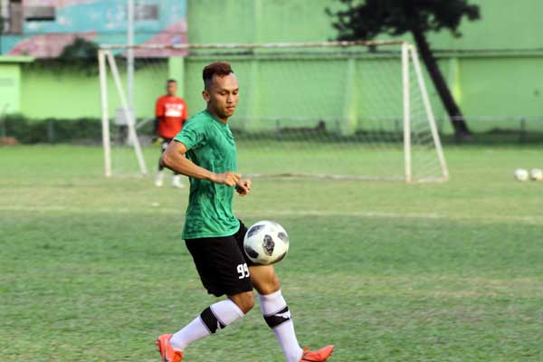 LATIHAN: Gelandang Serang PSMS Medan Rachmad Hidayat saat menjalani sesi latihan di Stadion Mini Kebun Bunga Medan, belum lama ini.