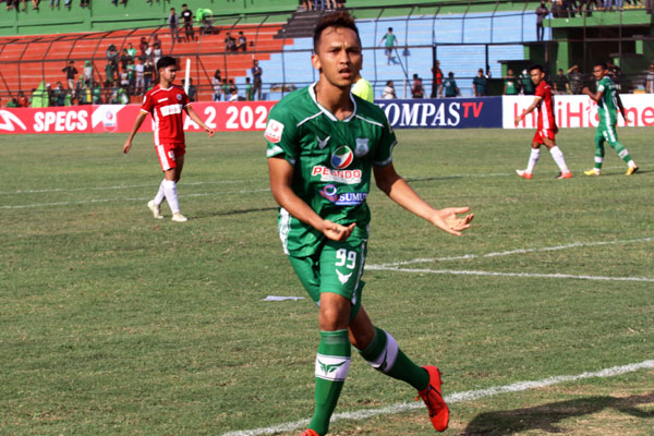 PERDANA Pemain PSMS Medan, Rachmad Hidayat melakukan selebrasi usai mencetak gol ke gawang AS Abadi Tiga Naga di stadion Teladan Medan, Minggu (15/3)