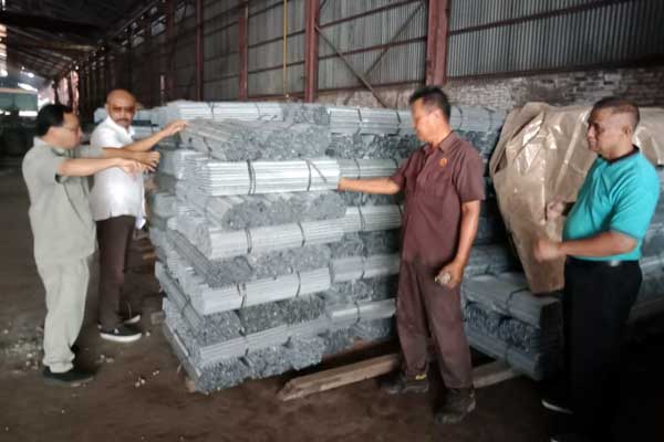 BAHAN JADI: Jajaran Manajemen PT Intanmas Indologam diabadikan di latar belakang bahan jadi berupa besi batang produksi pabrik PT INI di kawasan Jalan Yos Sudarso, Selasa (3/3).