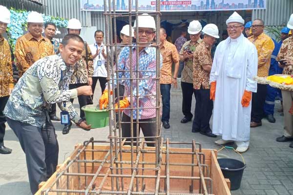 PELETAKAN BATU PERTAMA: Direktur PT Sumbetri Megah, Lelan Hasibuan meletakkan batu pertama saat peresmian produksi perdana trafo distribusi 100 Kva.
