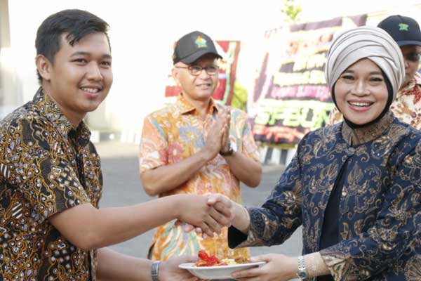 TUMPENG: Dirut PTPN IV Siwi Peni memberikan tumpeng kepada pegawai PTPN IV termuda, di acara syukuran HUT PTPN IV.