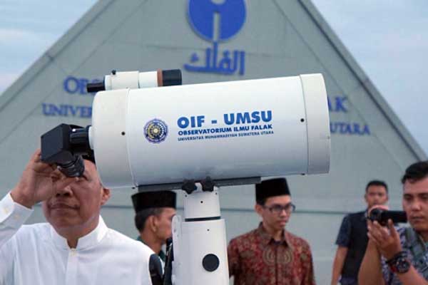 PANTAU: Rektor UMSU Dr Agussani MAP memantau hilal dari Observatorium Ilmu Falak (OIF) UMSU di Gedung Pascasarjana UMSU, Jalan Denai.