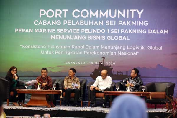 SEMINAR: Direktur SDM Pelindo 1, M Hamied Wijaya bersama KSOP Kelas II Tanjung Buton Wigyo, S.Sos MH, GM Pelindo 1 Sei Pakning Capt.Al Abrar, Ketua INSA Pekanbaru Marwan dan Manager Humas Pelindo 1 Fiona pada acara Port Community Pelabuhan Sei Pakning.