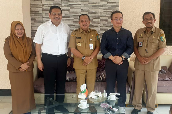 BERSAMA: Bupati BatuBARA, Ir. Zahir, M.AP saat menerima kunjungan investor asal Korea yang didampingi Ketua Apindo Sumatera Utara, Parlindungan Purba, Senin (16/3).