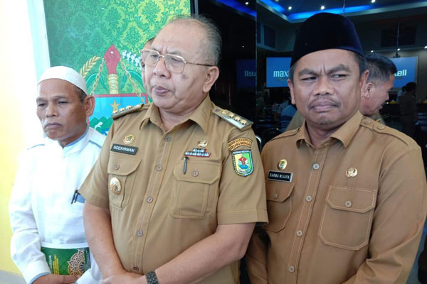 BERI KETERANGAN: Bupati Sergai Ir H Soekirman didampingi Wabup H Darma Wijaya dan Ketua MUI Sergai memberi keterangan terkait virus Covid-19 di Aula Sultan Serdang, Senin (16/3).