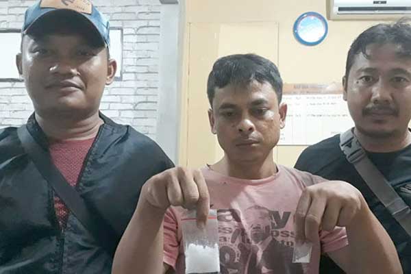 PENGEDAR: Edi Suwito pengedar narkotik jenis sabu ditangkap di Dusun IX, Desa Celawan, Kecamatan Pantai Cermin, Serdang Bedagai, Sabtu (21/3).
