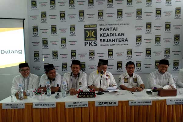 UMUMKAN: Ketua DPP PKS Wilda Sumbagut, Tifatul Sembiring didampingi Ketua DPW PKS Sumut Hariyanto, Balon Wali Kota Medan Salman Alfarisi dan Balon Wali Kota Binjai Usman Jafar, Kamis (12/3).  prans/sumut pos