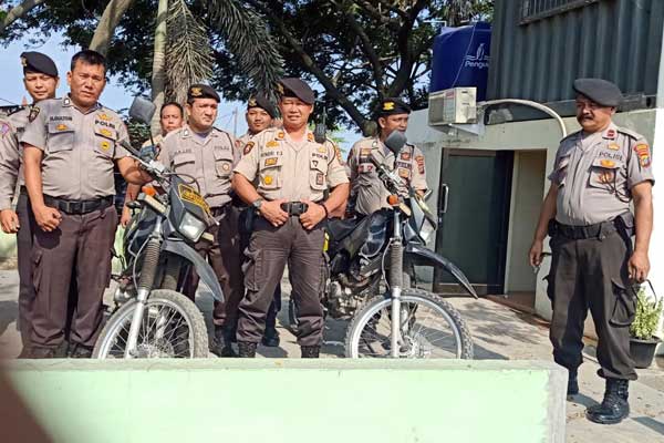 PATROLI: Polres Pelabuhan Belawan berfoto di sela-sela aktivitas patroli di sekitar pintu masuk Tol Belawan. fachril/sumutpos